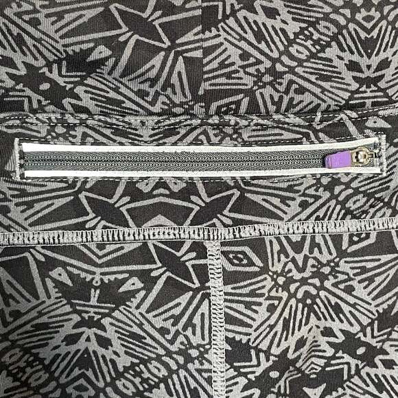 ATHLETA | black & gray geometric print capri crop leggings | Women's size small - Picture 4 of 6